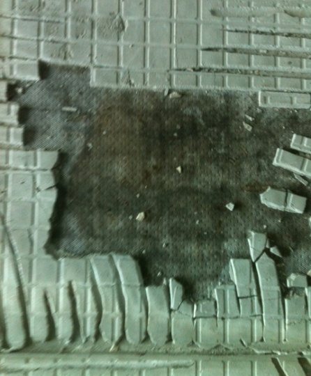 Mesh under tiles mold